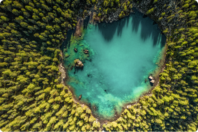 Lac en Suisse en forme de cœur